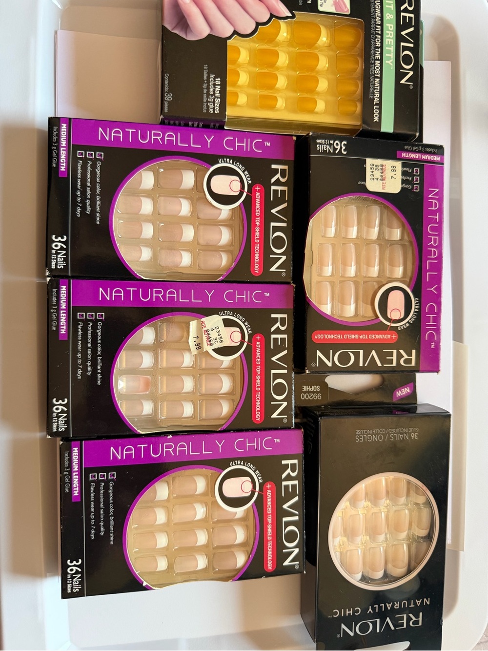 6 packs of Revlon Runway Collection Nails 99200 Sophie (NO GLUE)
Natural chick